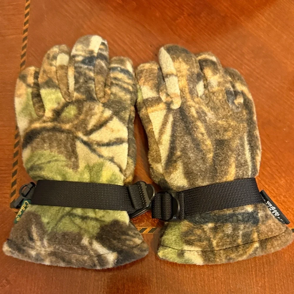 Camouflage Fleece Gloves with Adjustable Strap boys size medium.